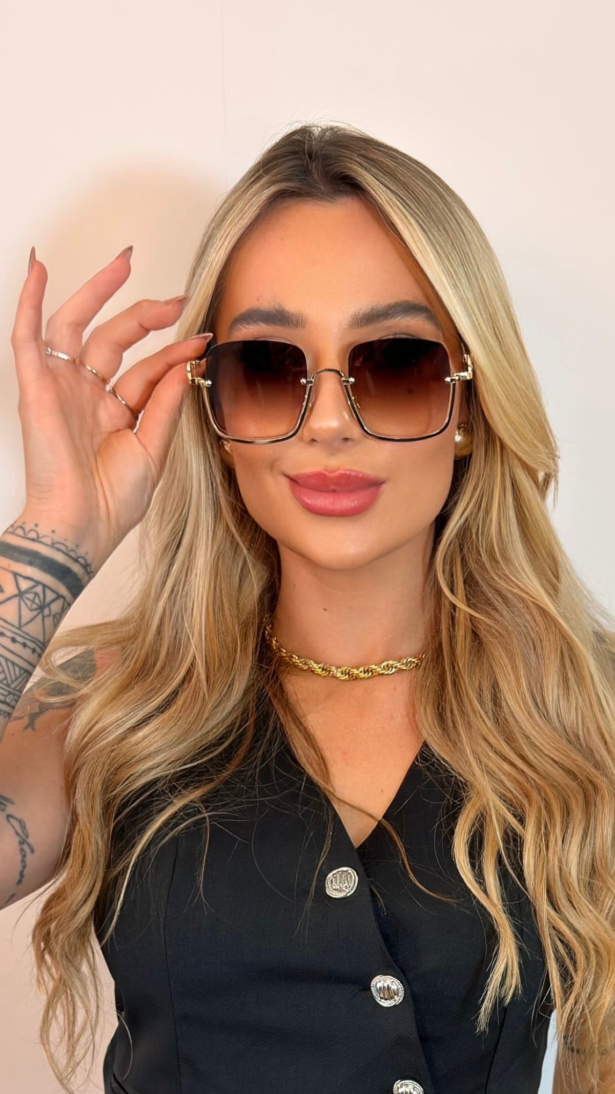 Óculos de Sol Gucci Quadrado Luxo Dourado com Detalhe Corrente