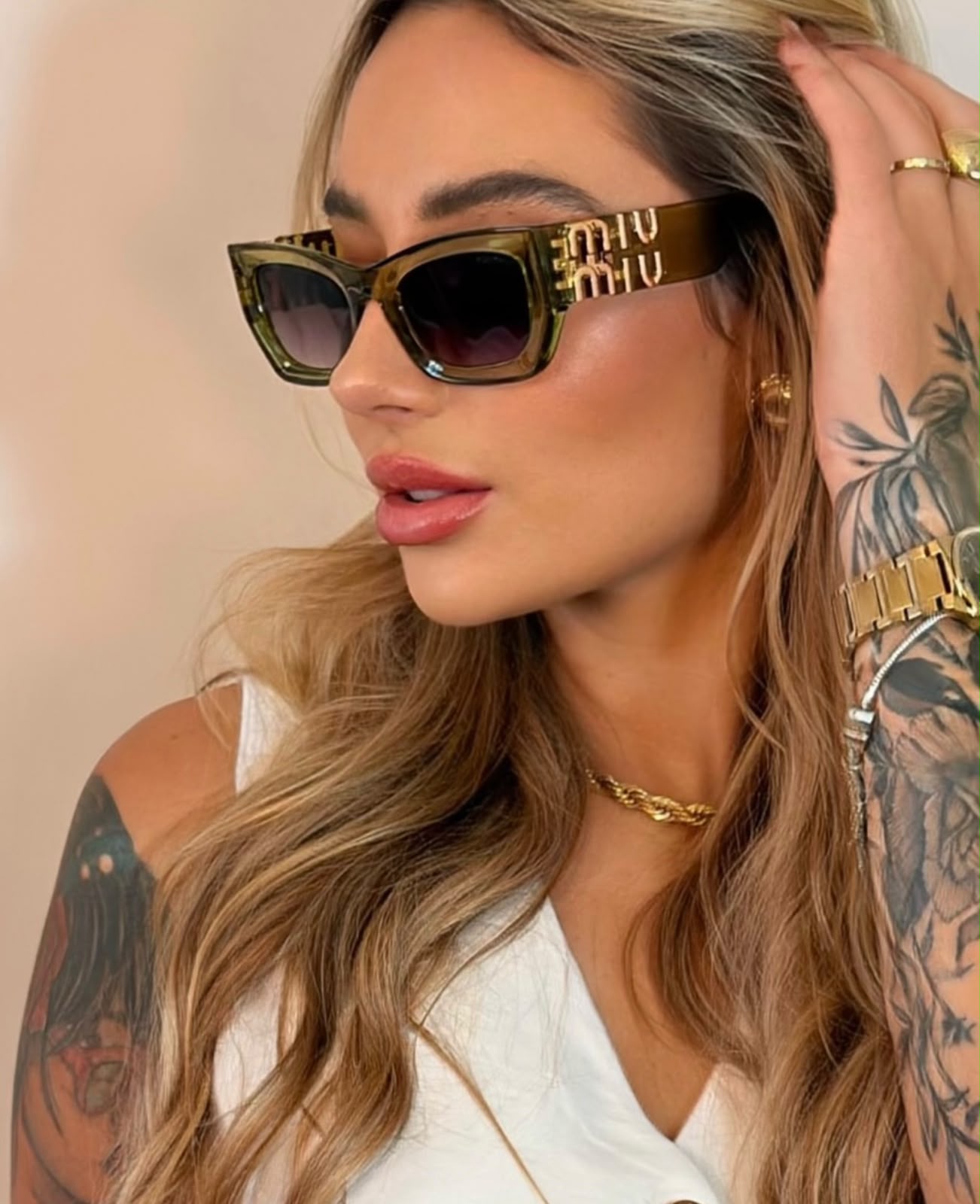 Óculos de Sol Miu Miu Logo Dourado - Armação Verde Translúcida