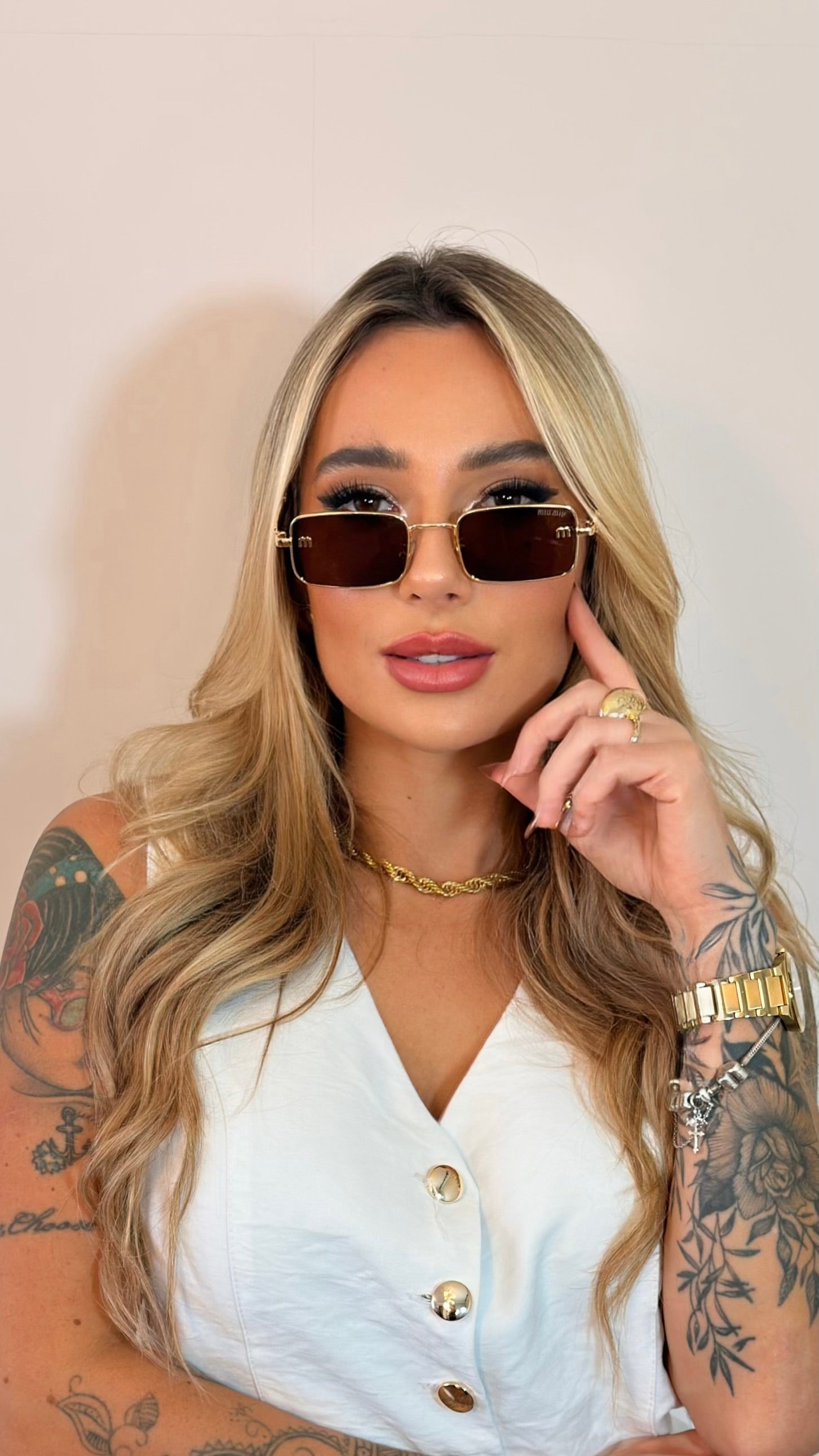 Óculos de Sol Retangular Dourado com Lentes Marrom