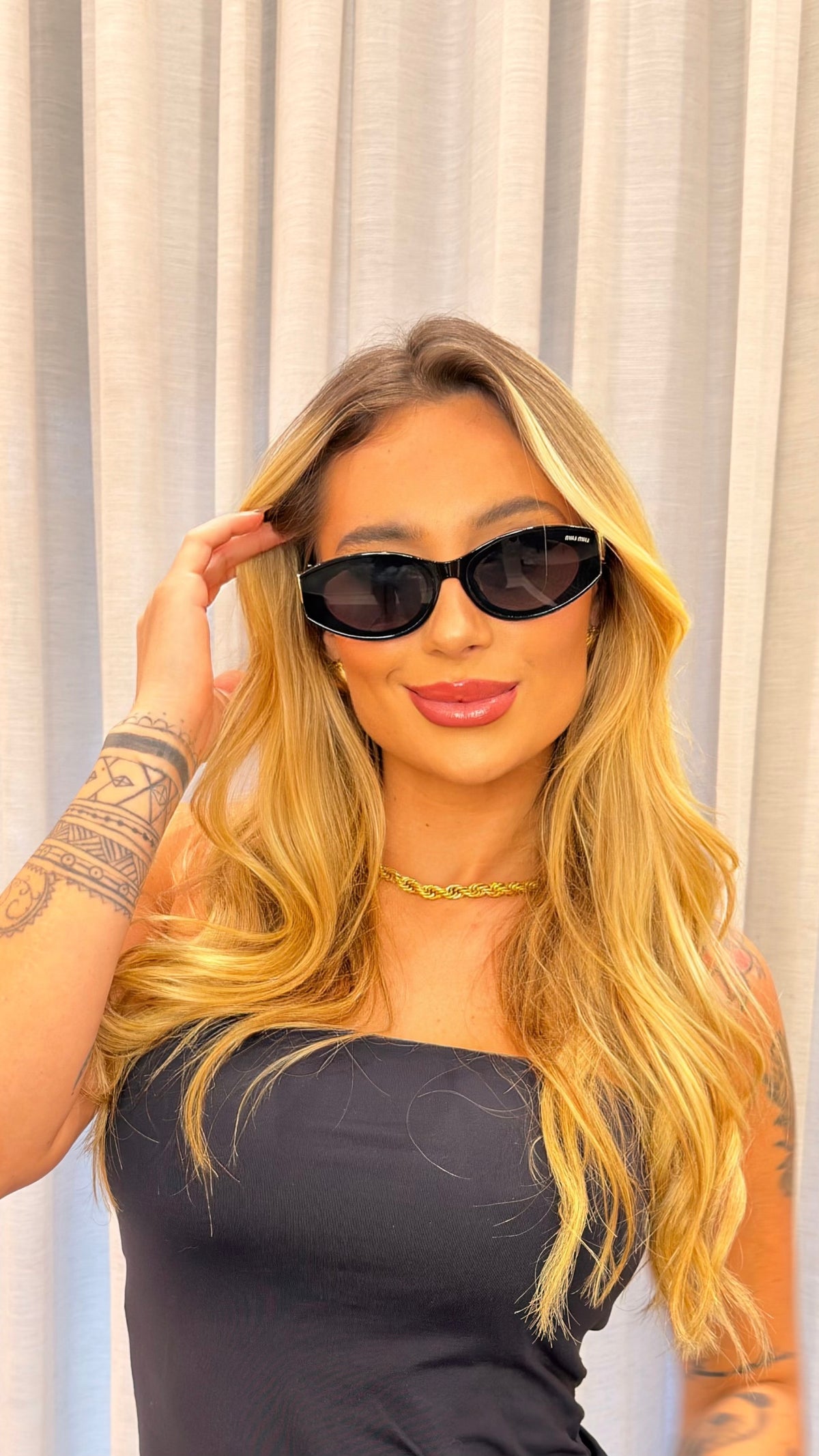 Óculos de Sol Miu Miu Oval Preto com Detalhes Dourados