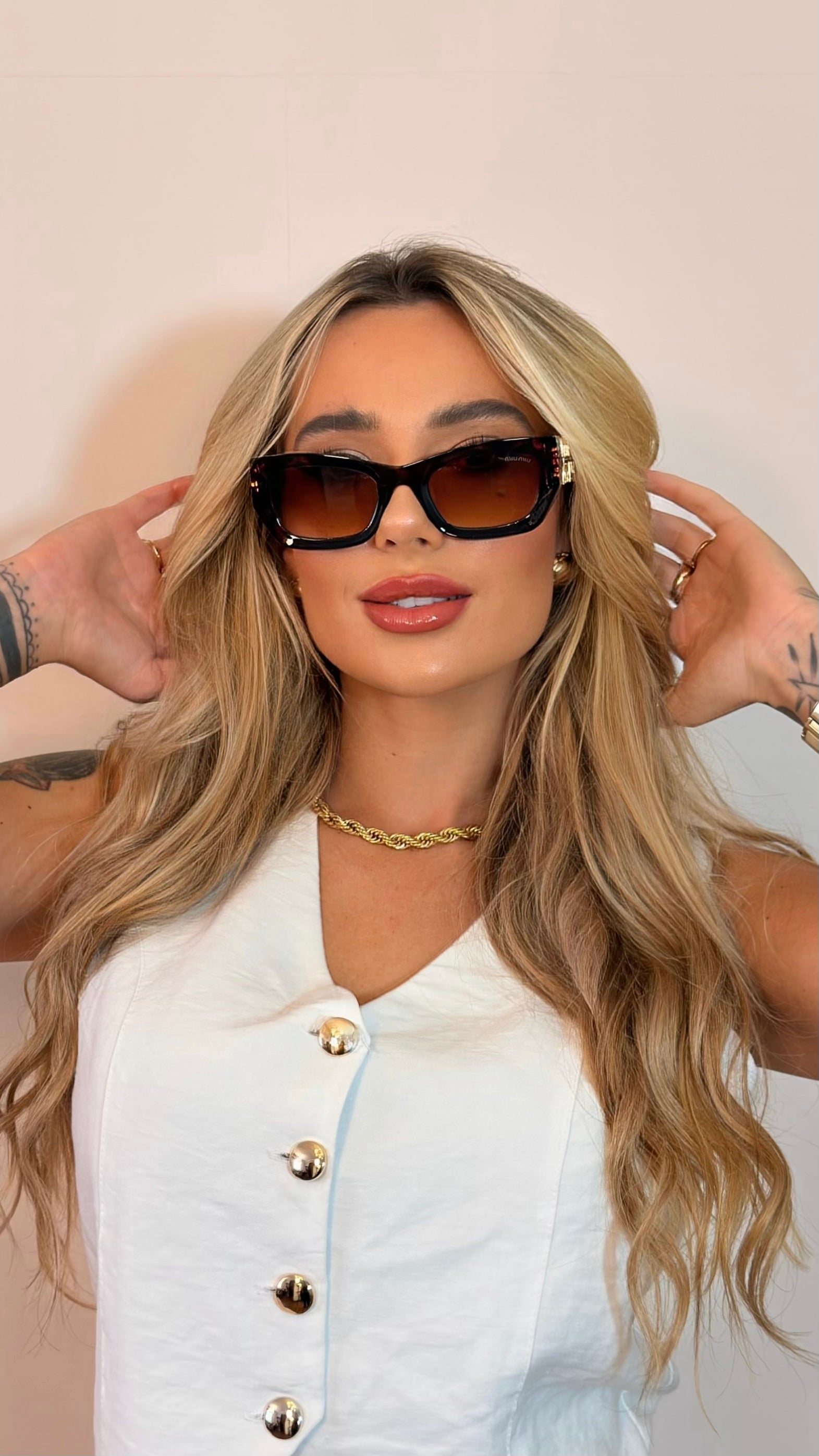 Óculos de Sol MiuMiu Quadrado Tartaruga com Logo Dourado
