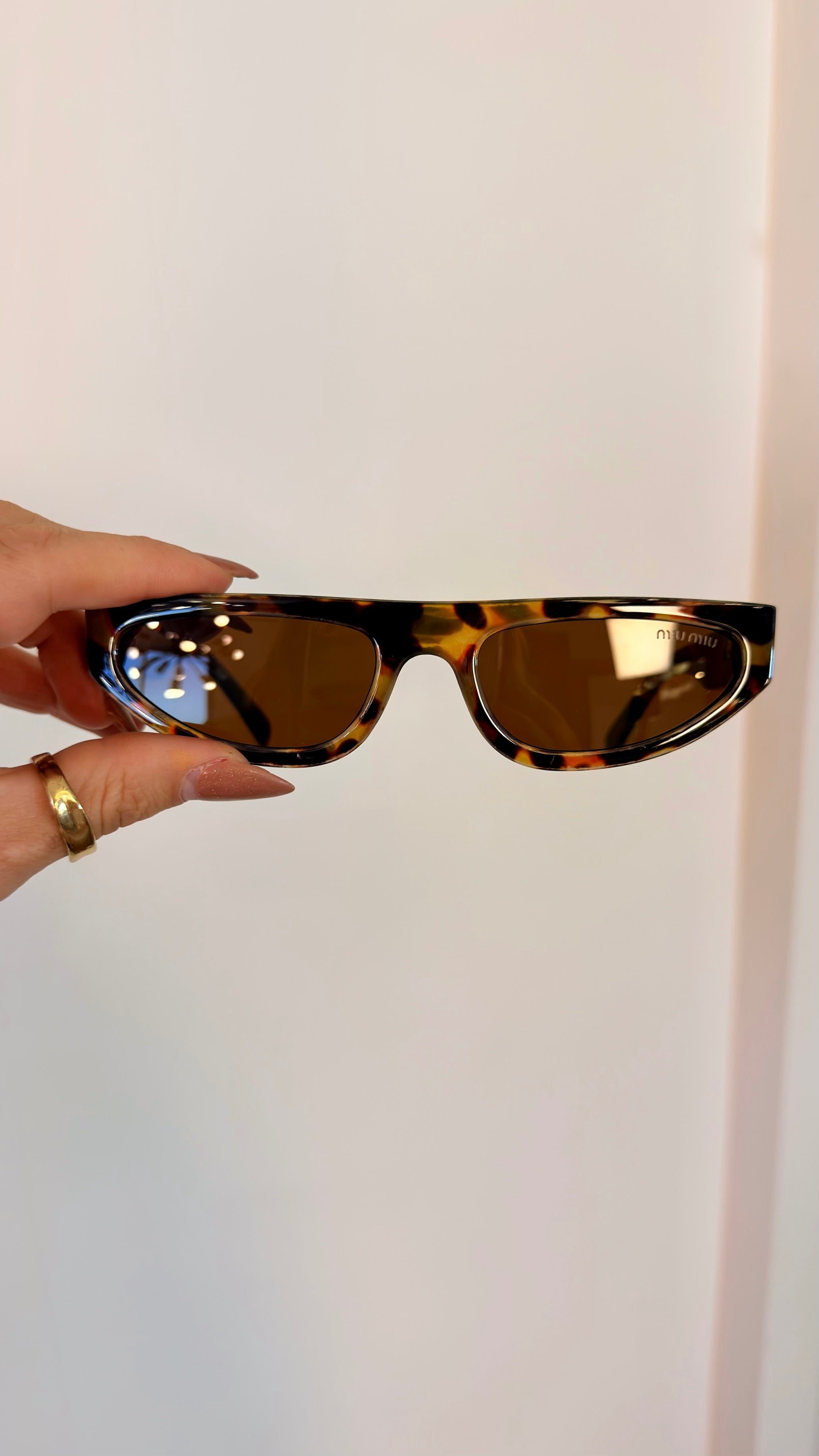 Óculos de Sol Miu Miu Tartaruga com Logo Dourado