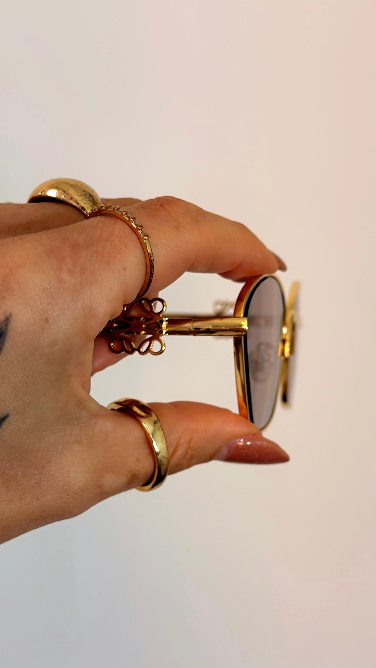 Óculos de Sol Loewe Hexagonal Dourado com Logo