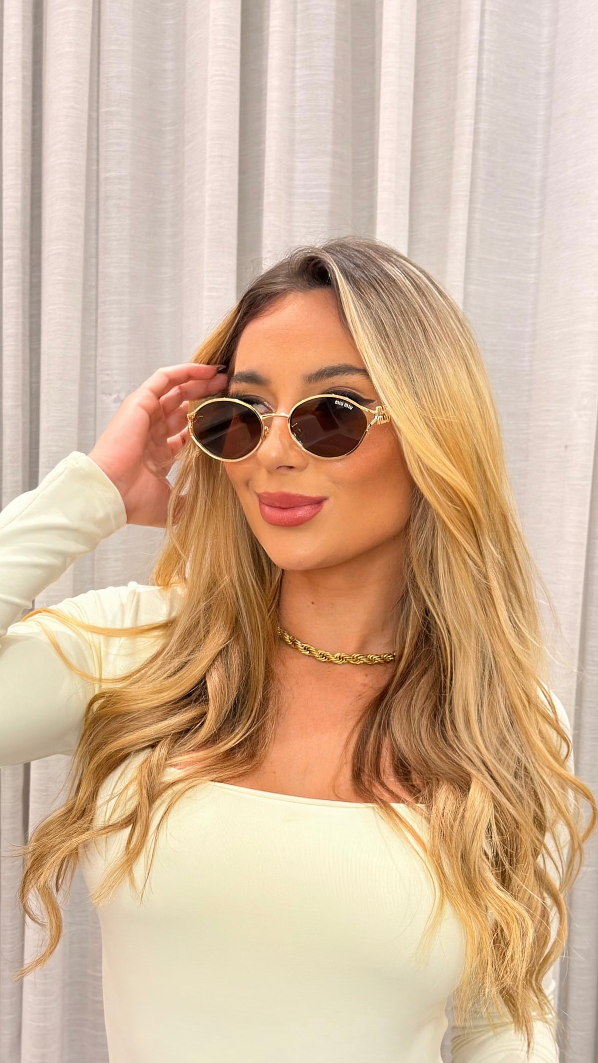 Óculos de Sol Oval Miu Miu com Logo Dourado
