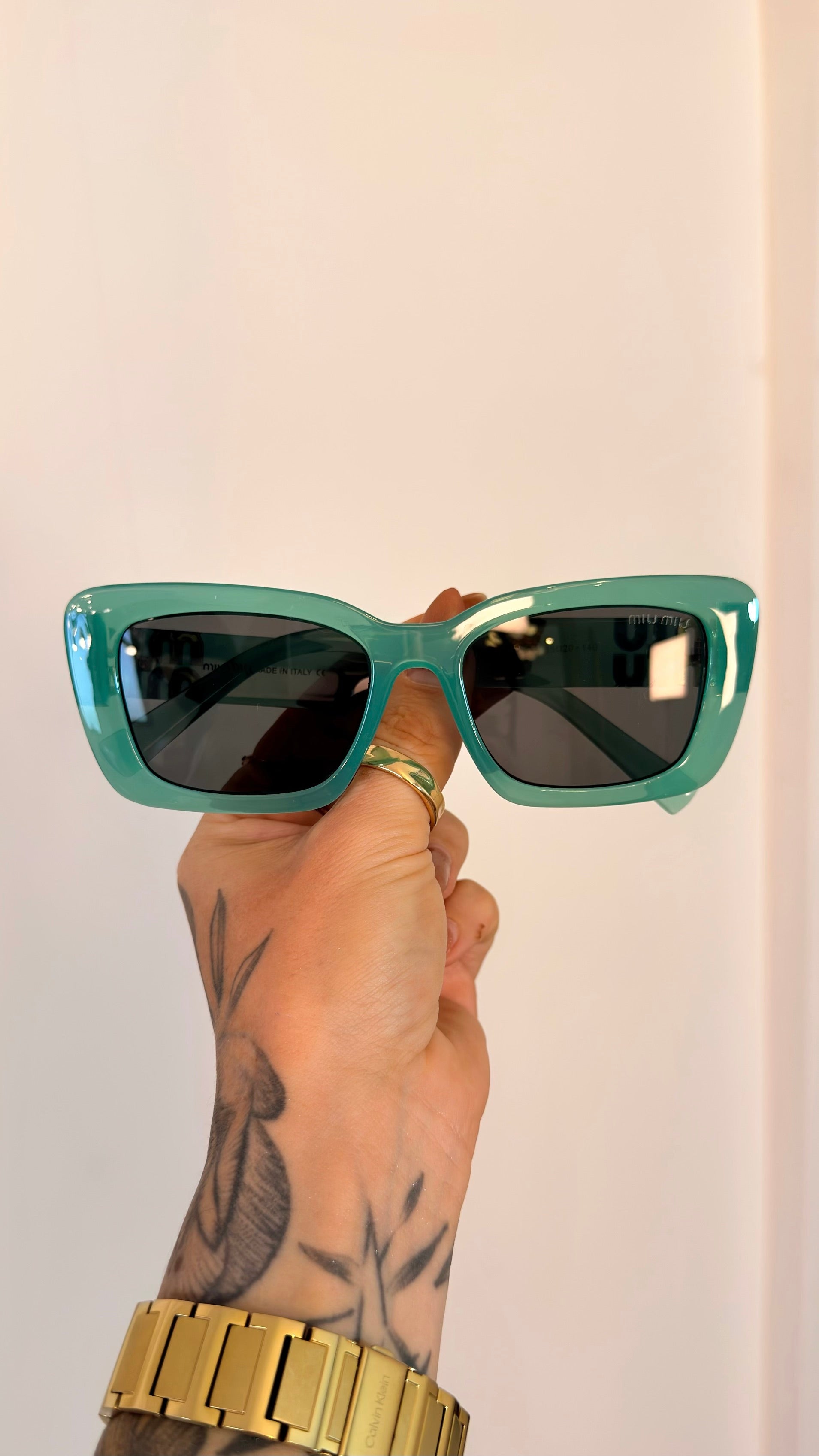 Óculos de Sol Miu Miu Verde Água com Logo Dourado