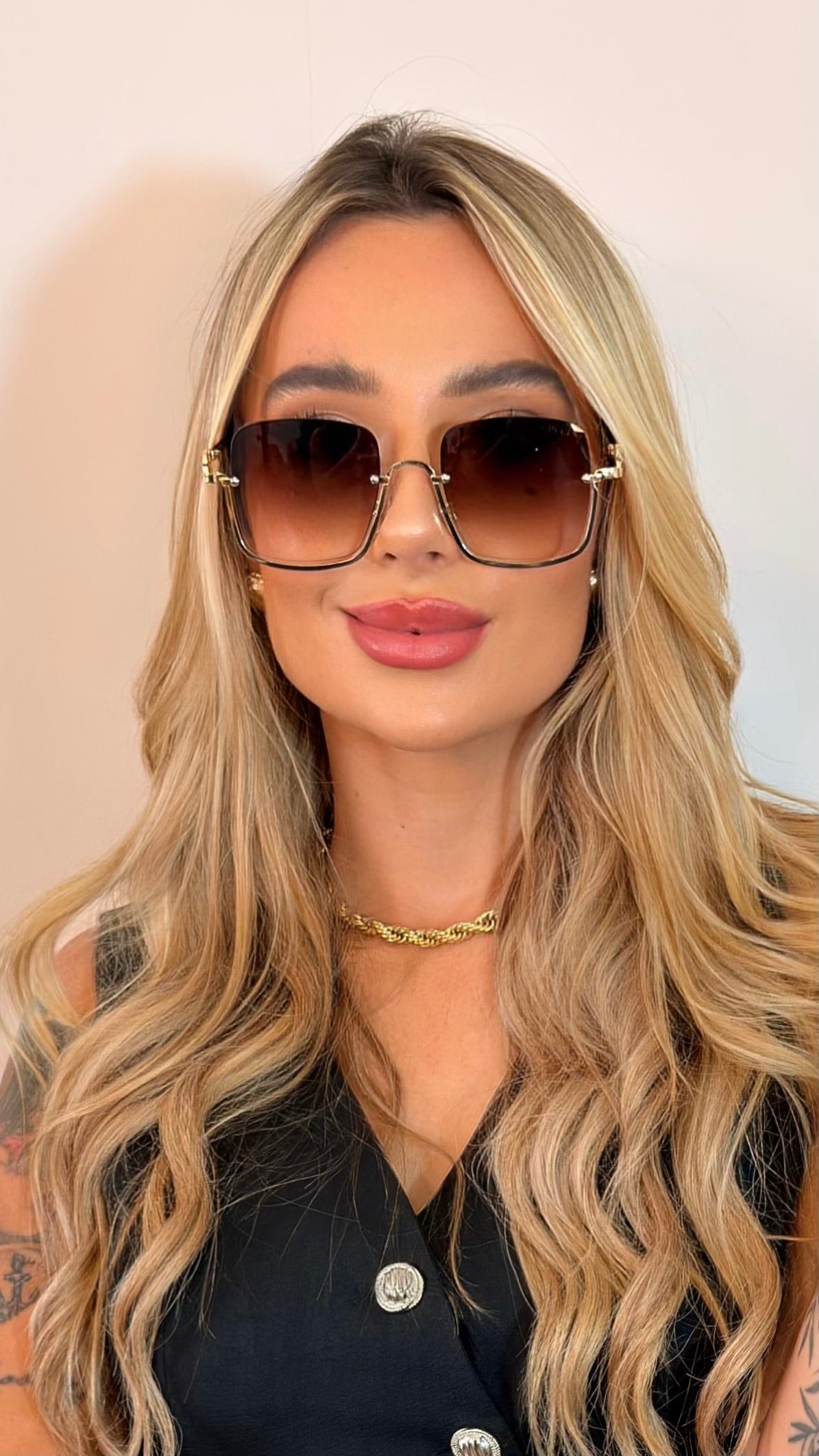 Óculos de Sol Gucci Quadrado Luxo Dourado com Detalhe Corrente