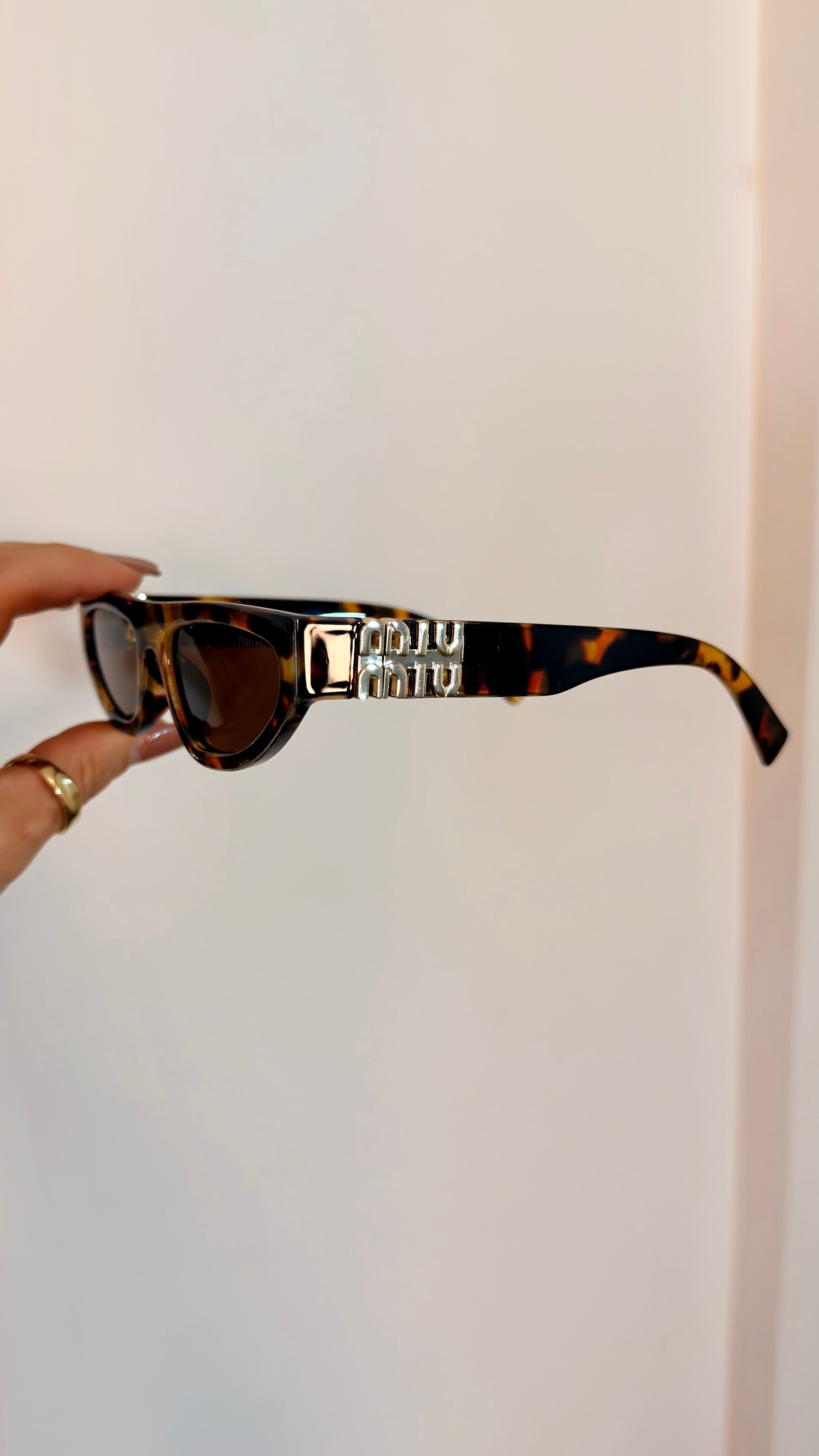 Óculos de Sol Miu Miu Tartaruga com Logo Dourado