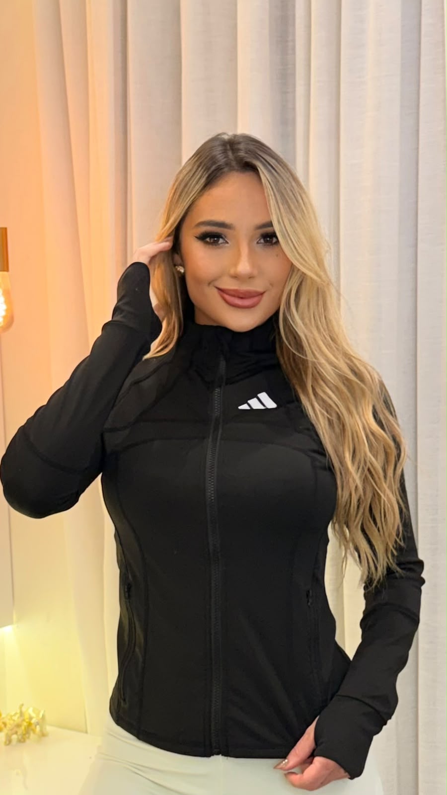 Jaqueta Fitness Feminina Preta com Capuz e Zíper