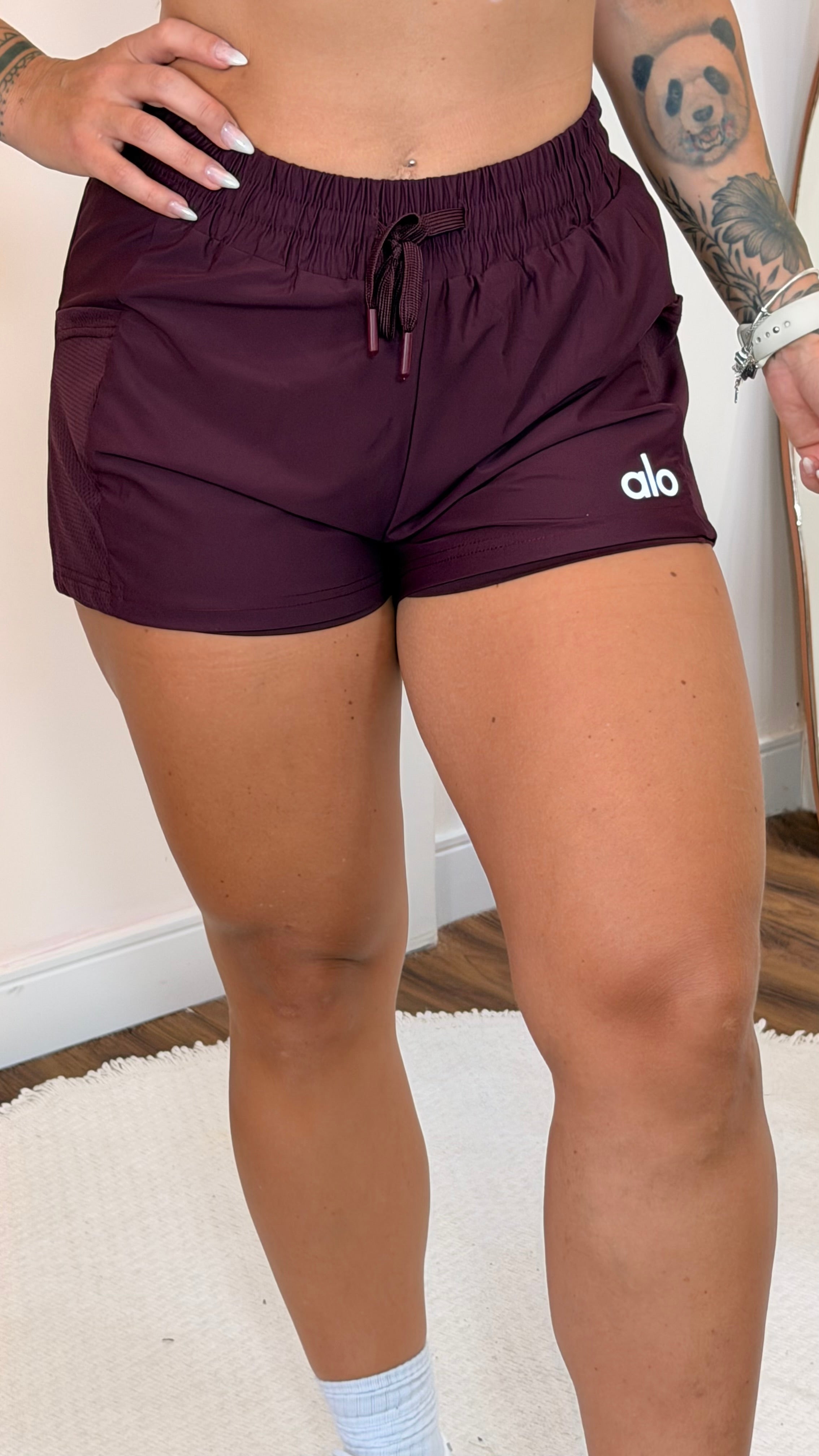 Short Fitness Feminino Alo com Bolso - Cintura Alta