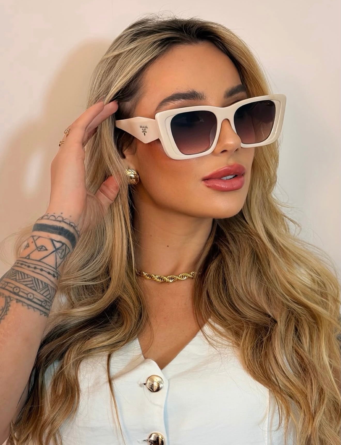 Óculos de Sol Prada Quadrado Tartaruga com Logo Dourado