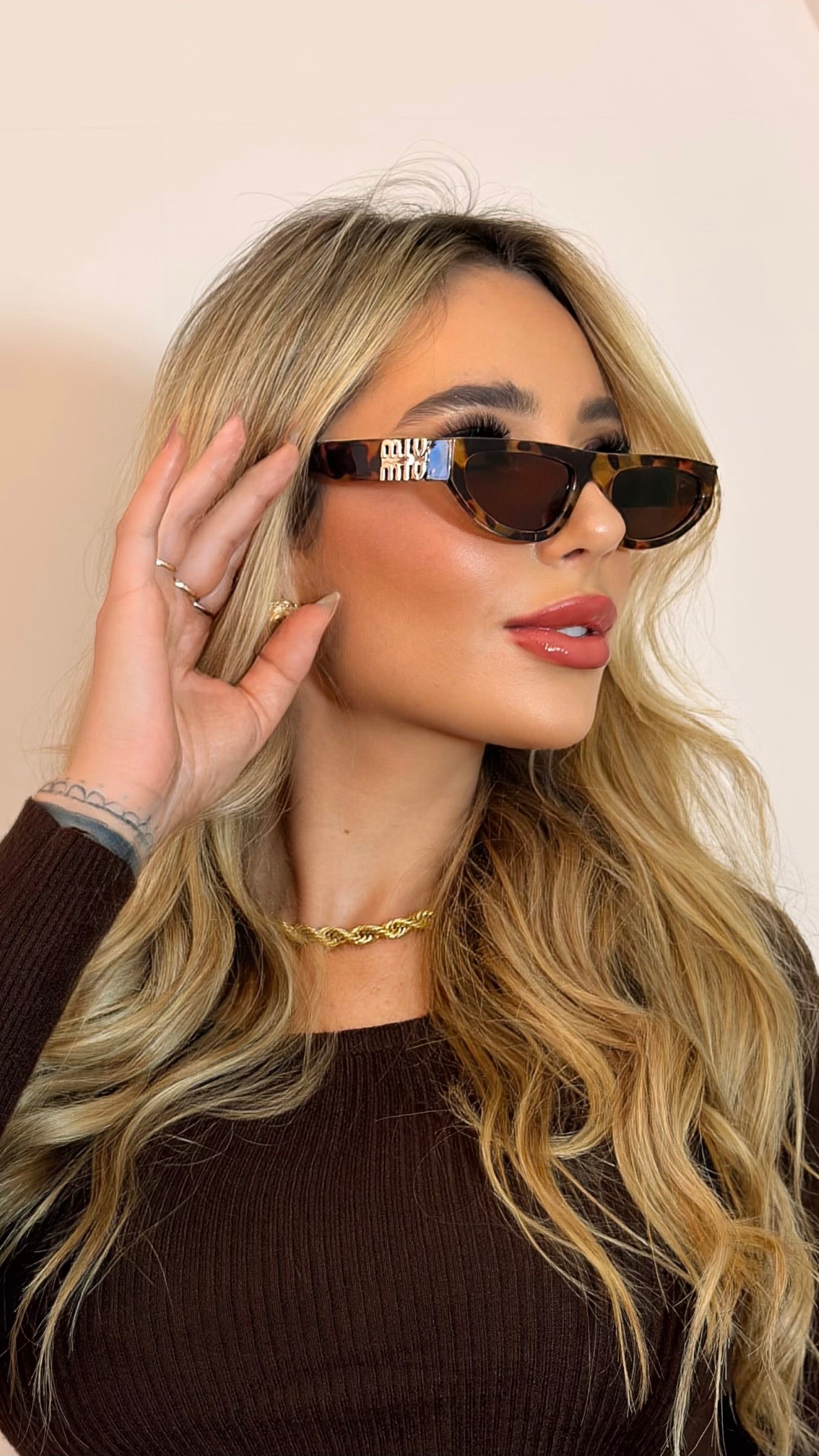 Óculos de Sol Miu Miu Tartaruga com Logo Dourado