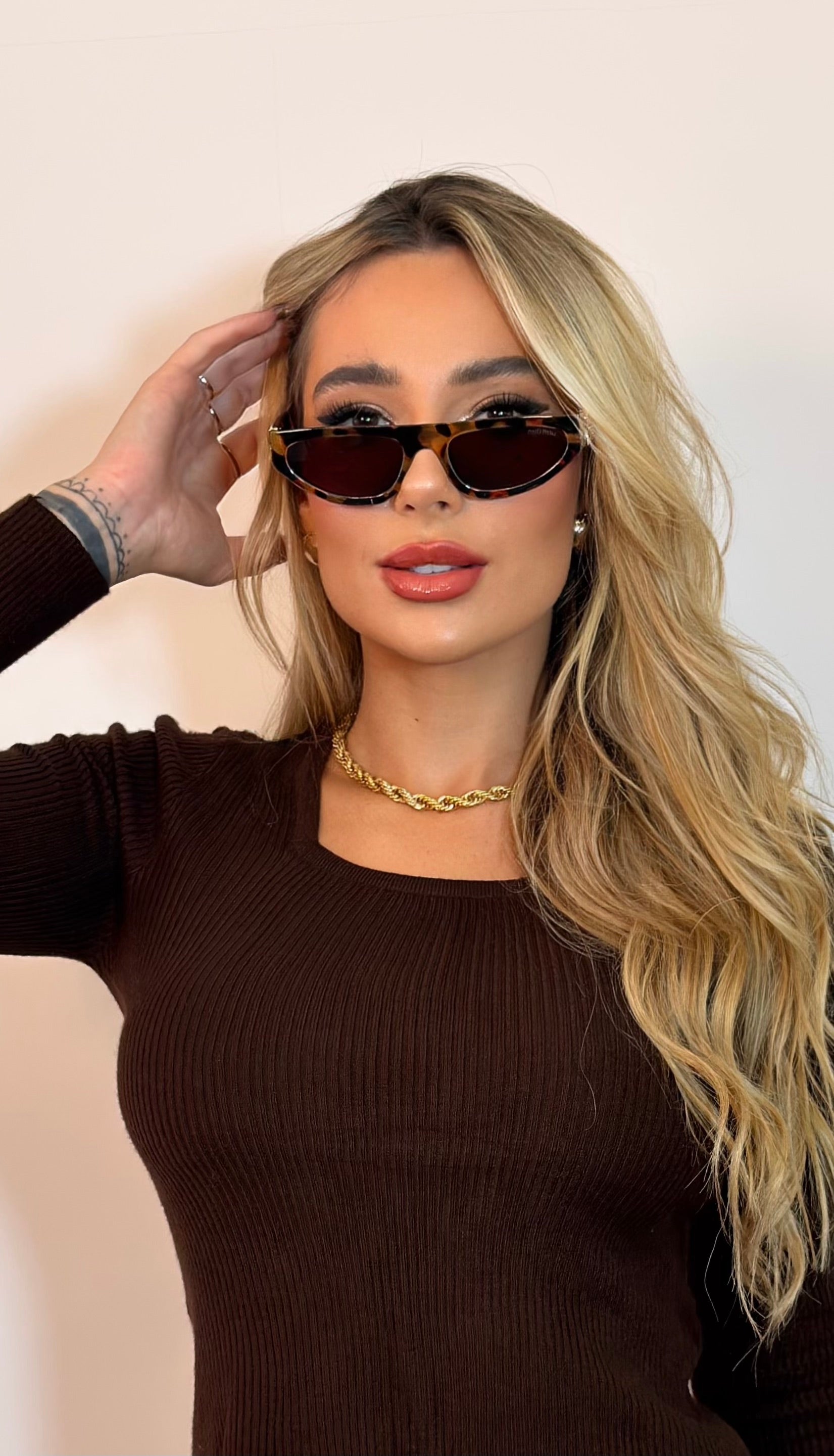 Óculos de Sol Miu Miu Tartaruga com Logo Dourado