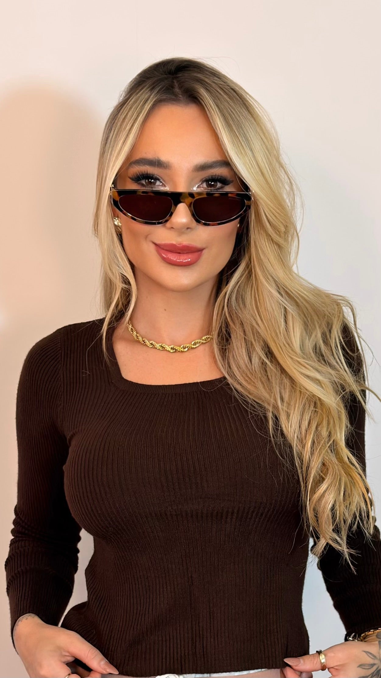 Óculos de Sol Miu Miu Tartaruga com Logo Dourado