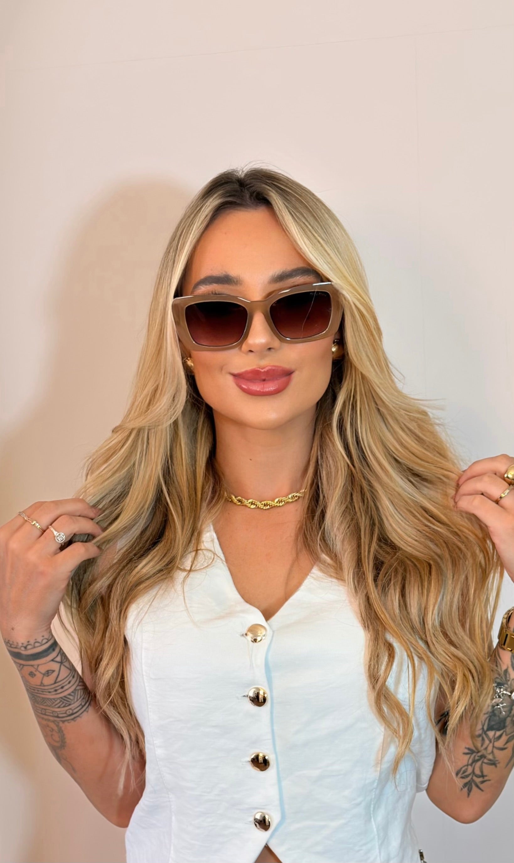 Óculos de Sol Miu Miu Quadrado Nude com Logo Metálico