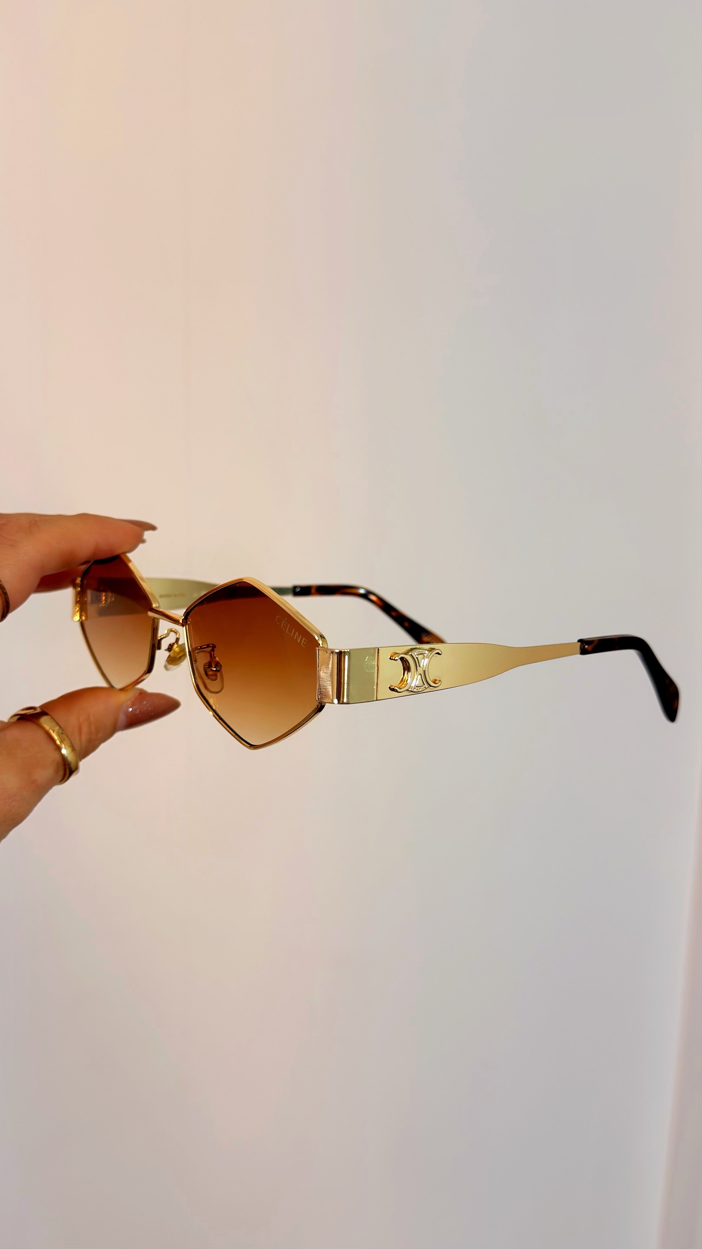 Óculos de Sol Celine Hexagonal Dourado com Lente Degradê
