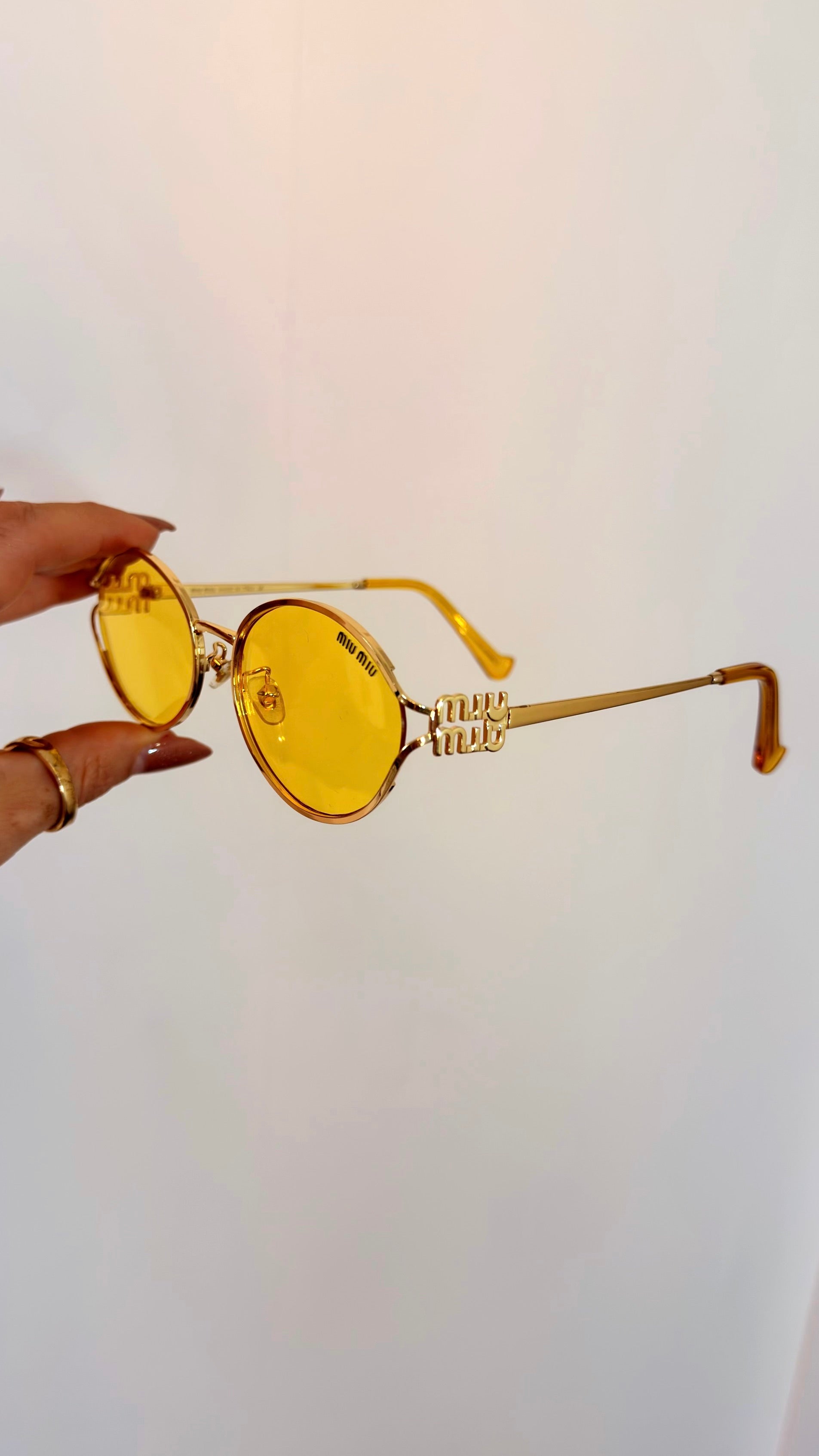 Óculos de Sol Miu Miu Oval Dourado com Lentes Amarelas