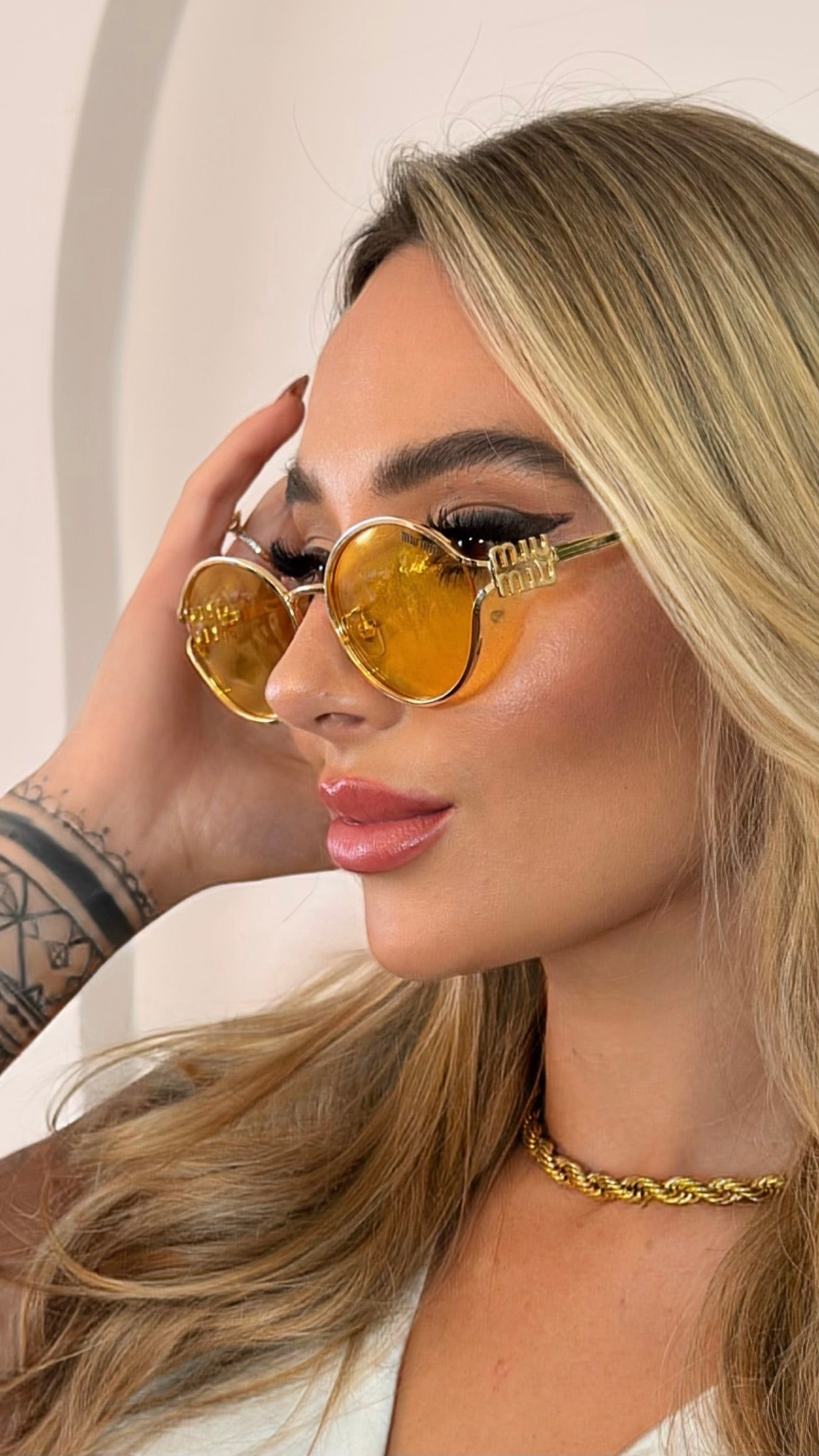 Óculos de Sol Miu Miu Oval Dourado com Lentes Amarelas