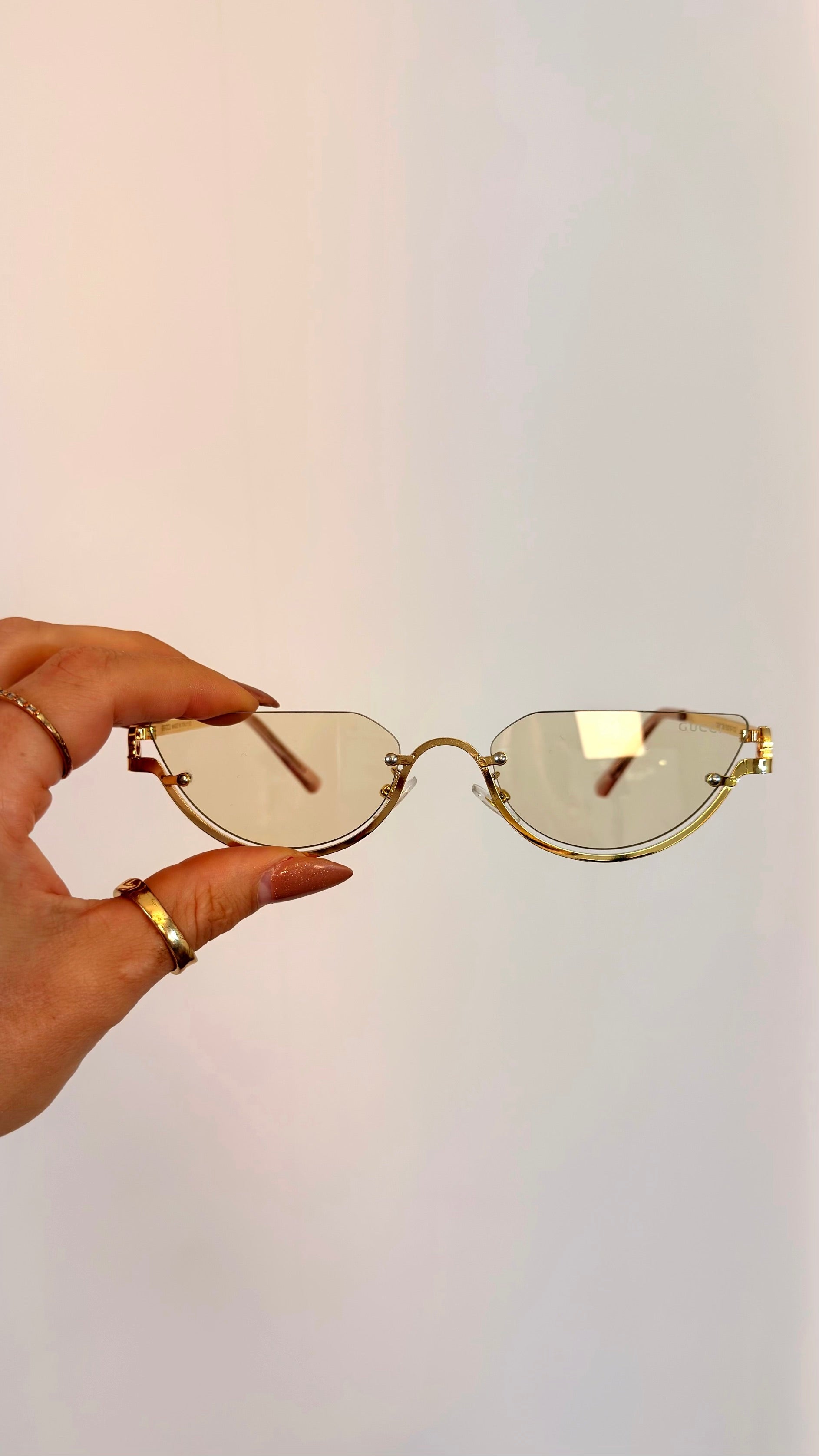 Óculos de Sol Redondo Gucci Dourado com Lentes Degradê