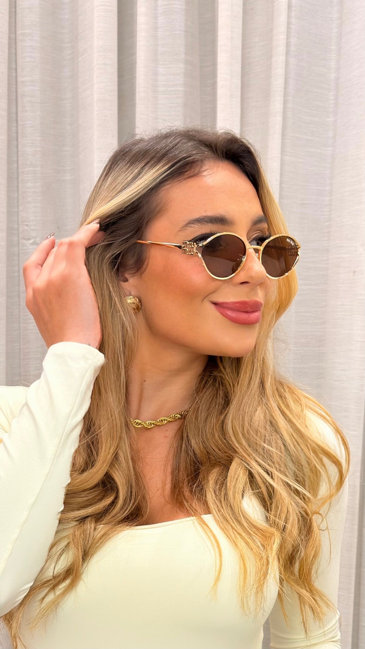 Óculos de Sol Miu Miu Oval Dourado com Proteção UV