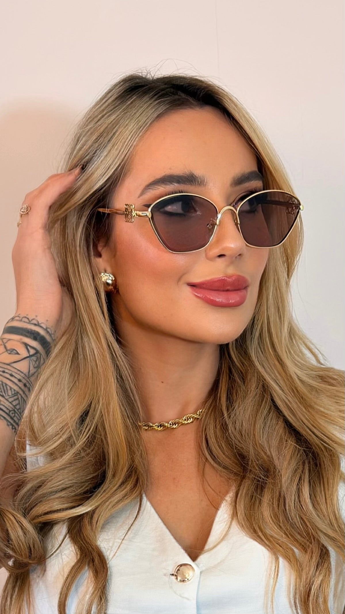 Óculos de Sol Loewe Hexagonal Dourado com Logo