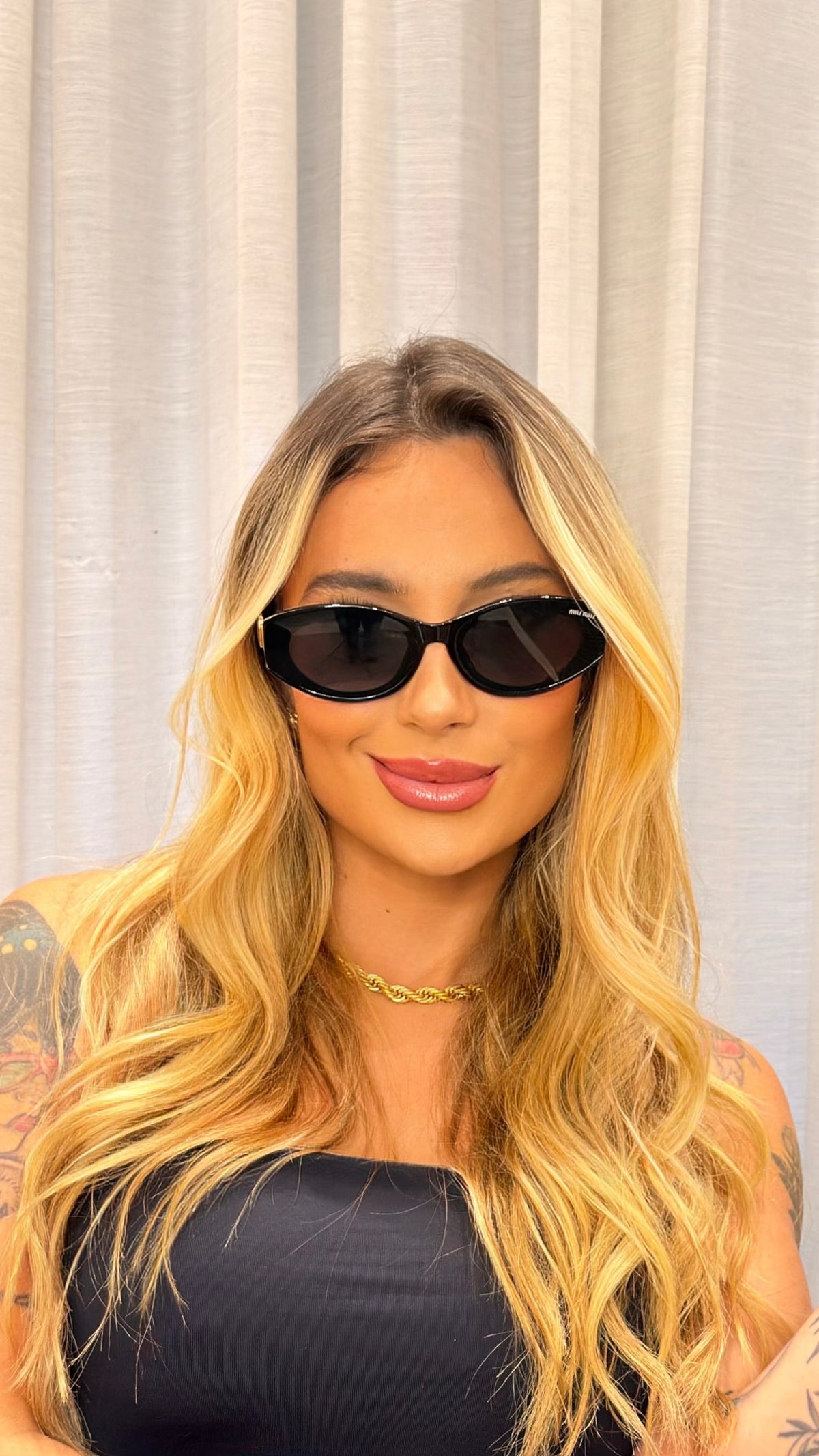 Óculos de Sol Miu Miu Oval Preto com Detalhes Dourados