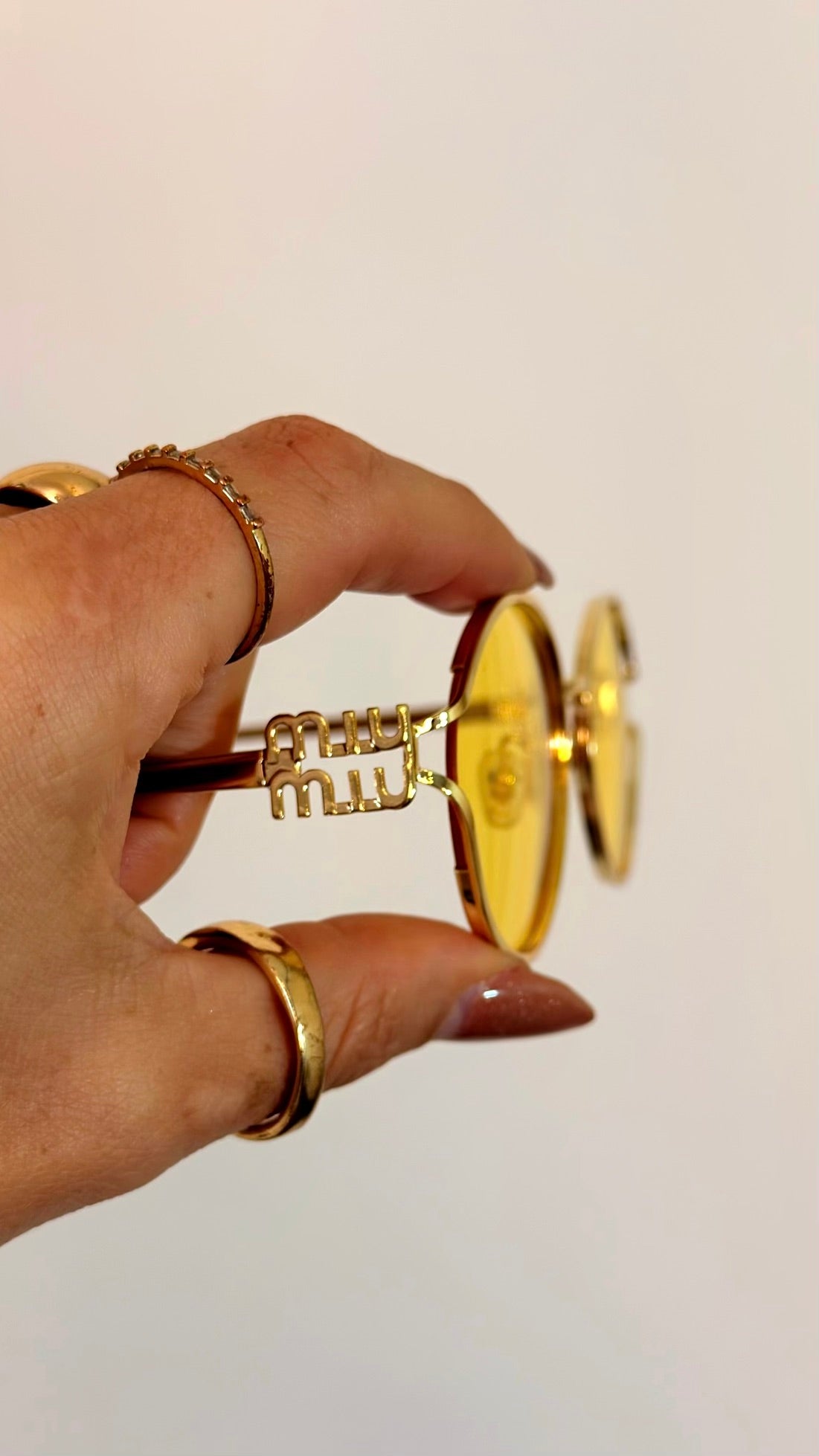 Óculos de Sol Miu Miu Oval Dourado com Lentes Amarelas
