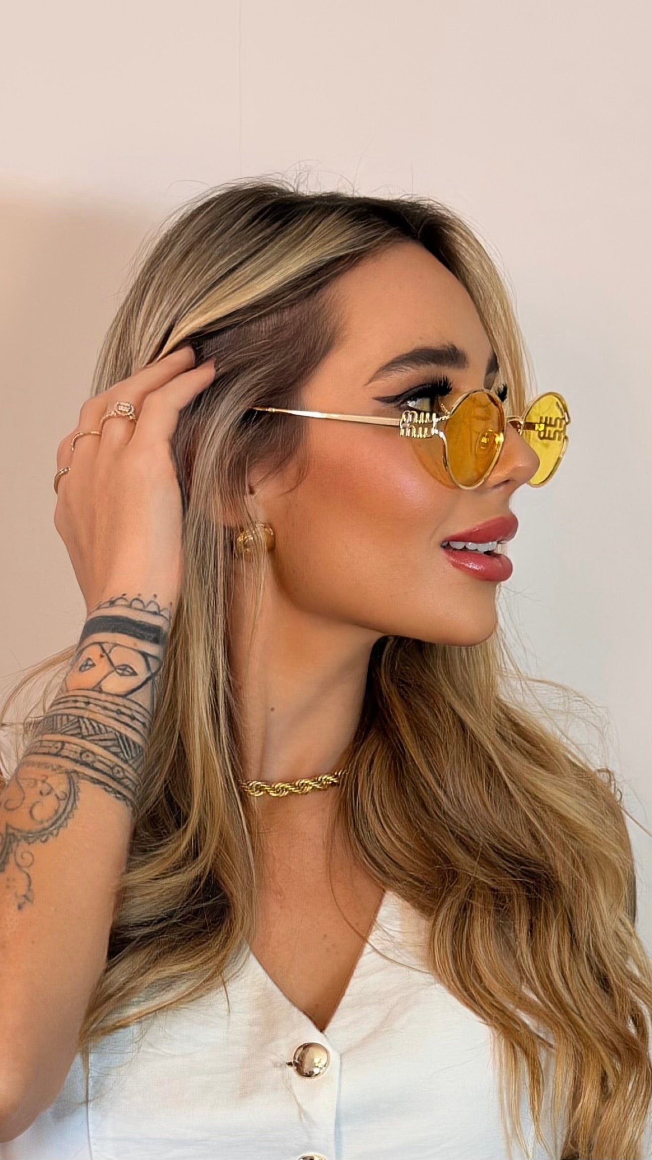 Óculos de Sol Miu Miu Oval Dourado com Lentes Amarelas