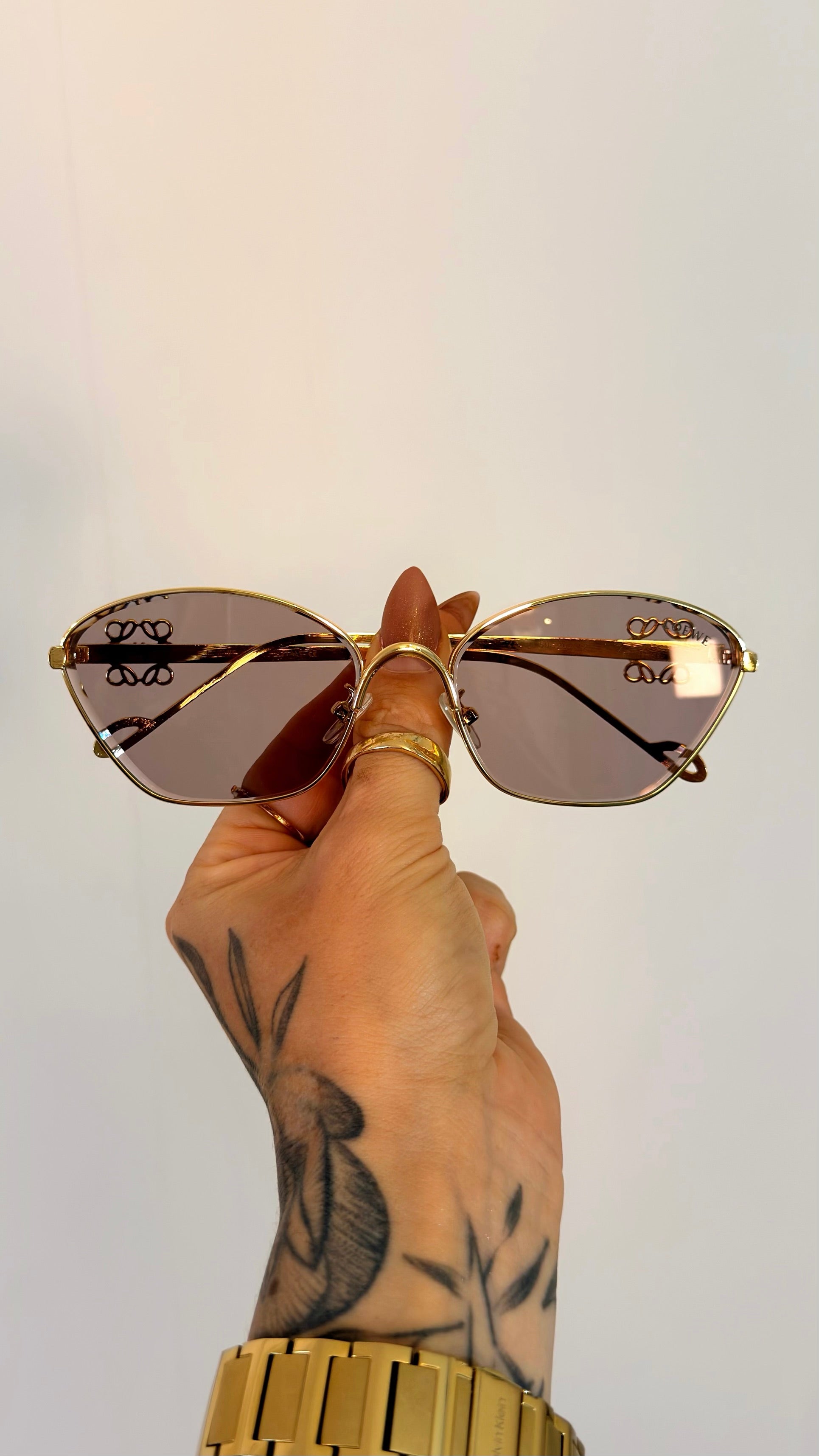 Óculos de Sol Loewe Hexagonal Dourado com Logo
