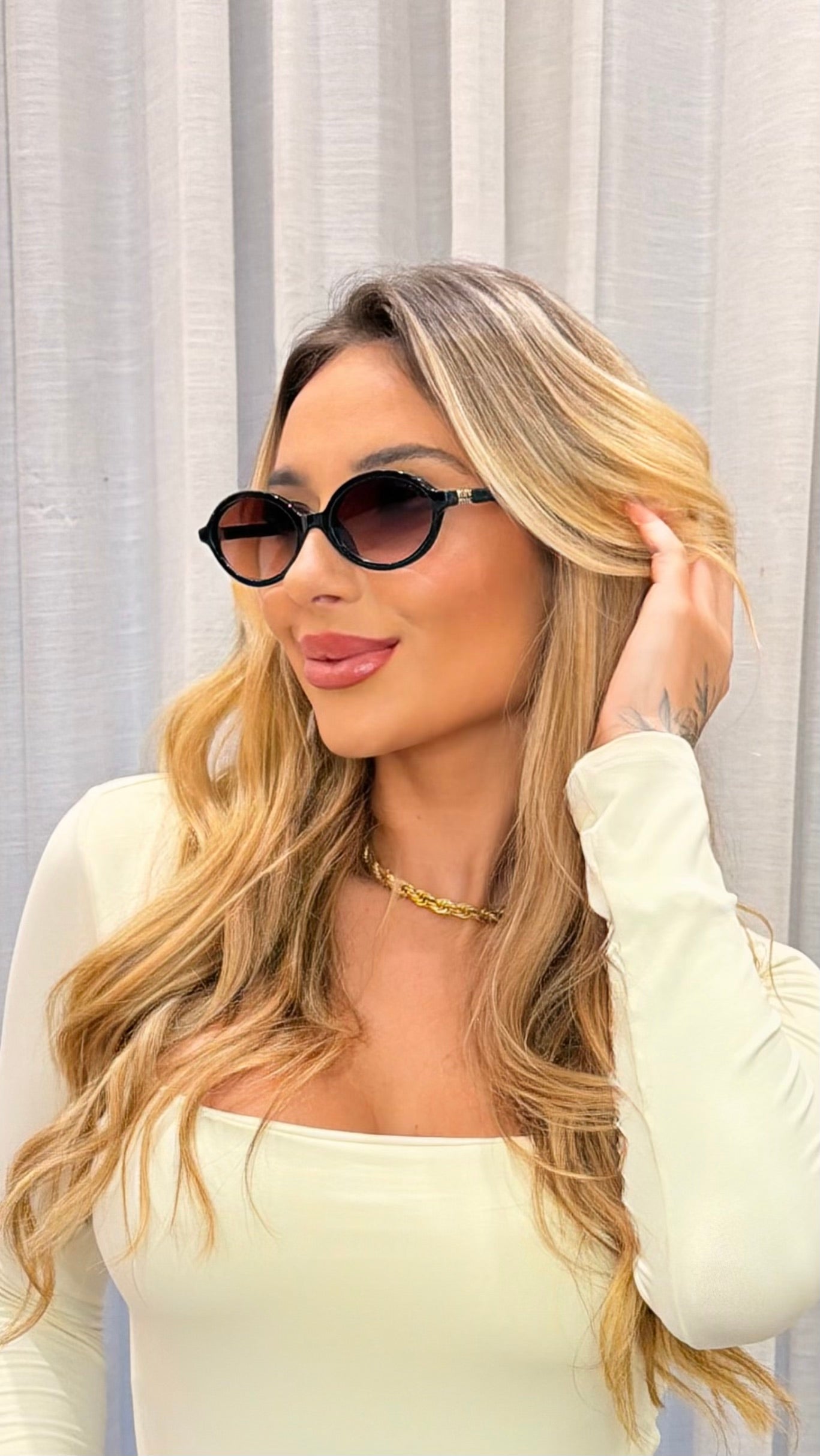 Óculos de Sol Redondo Vintage Preto com Lentes Degradê