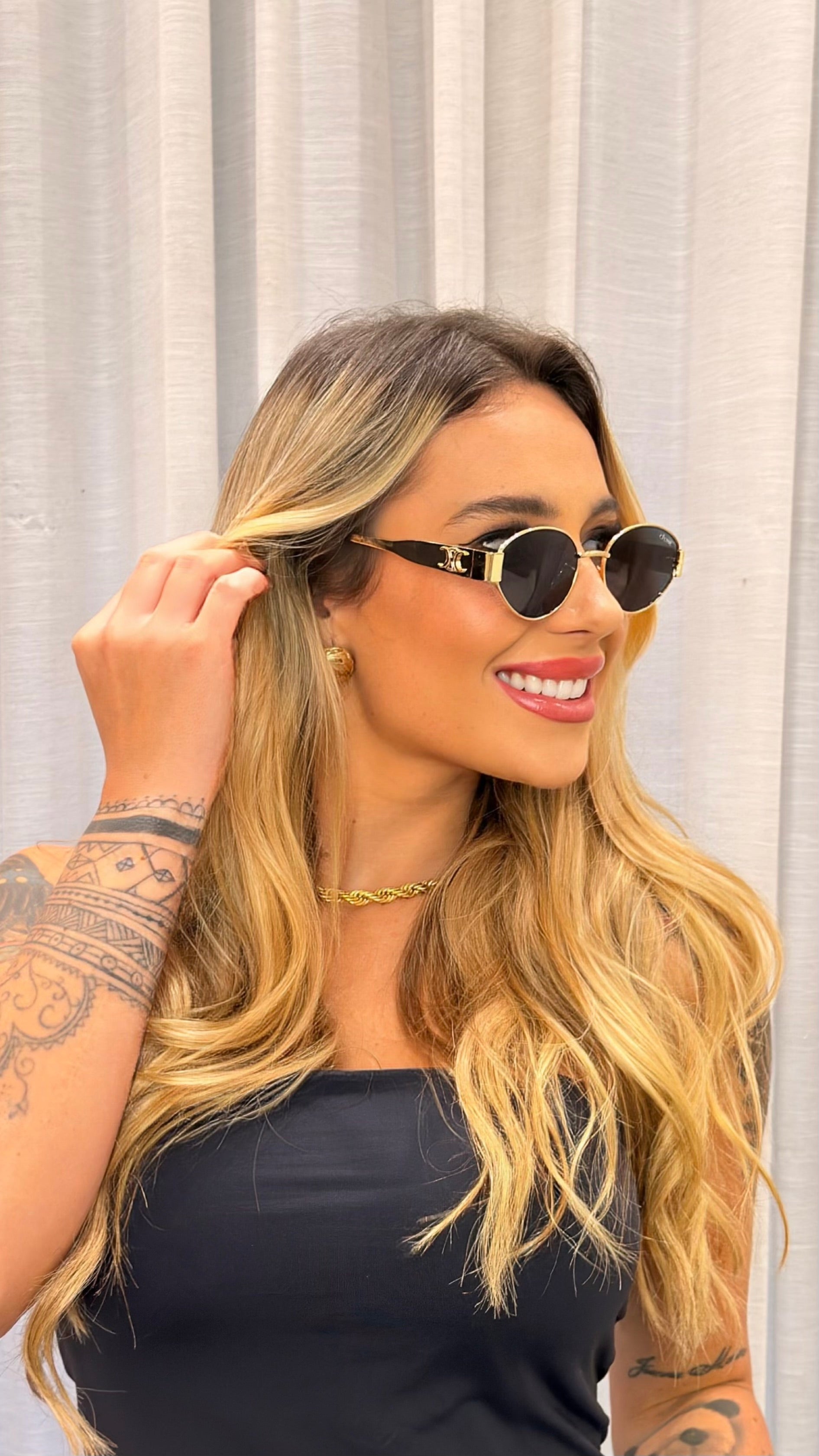 Óculos de Sol Redondo Dourado com Detalhes Premium