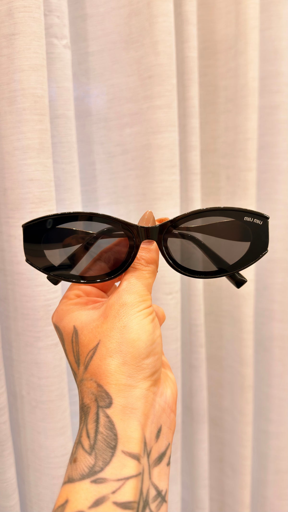 Óculos de Sol Miu Miu Oval Preto com Detalhes Dourados