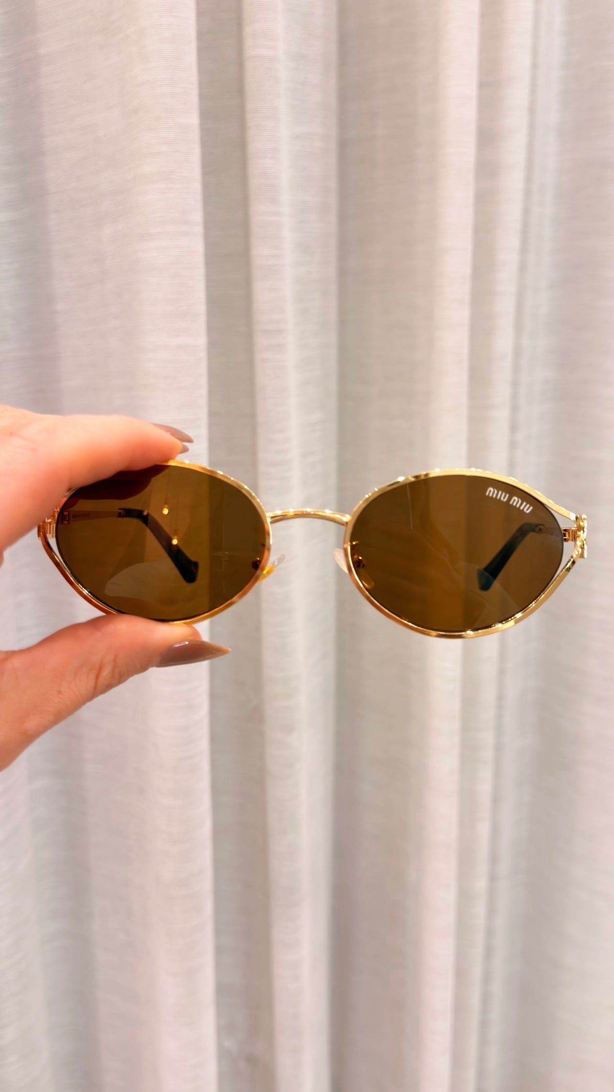 Óculos de Sol Miu Miu Oval Dourado com Proteção UV