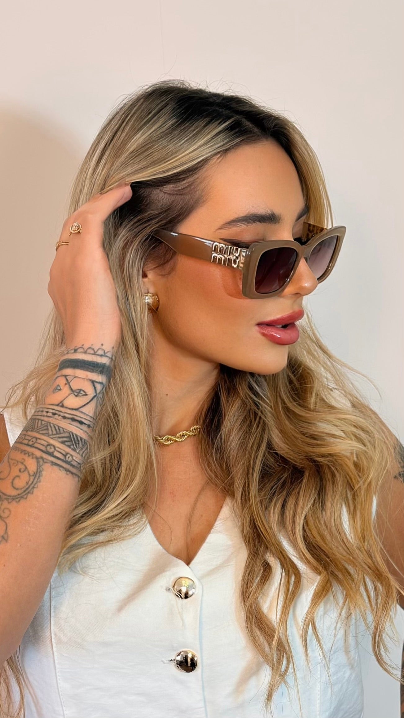 Óculos de Sol Miu Miu Quadrado Nude com Logo Metálico