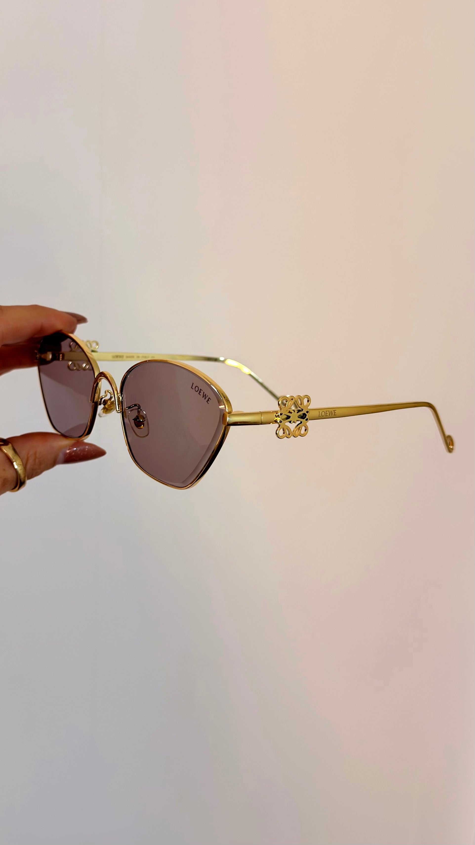 Óculos de Sol Loewe Hexagonal Dourado com Logo