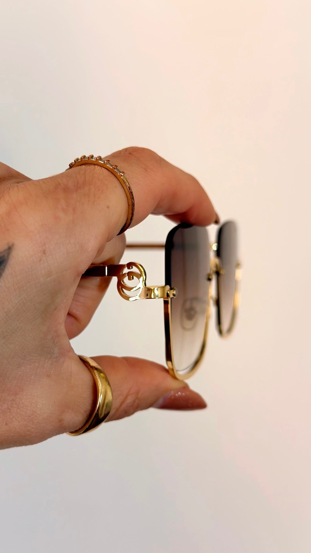Óculos de Sol Gucci Quadrado Luxo Dourado com Detalhe Corrente